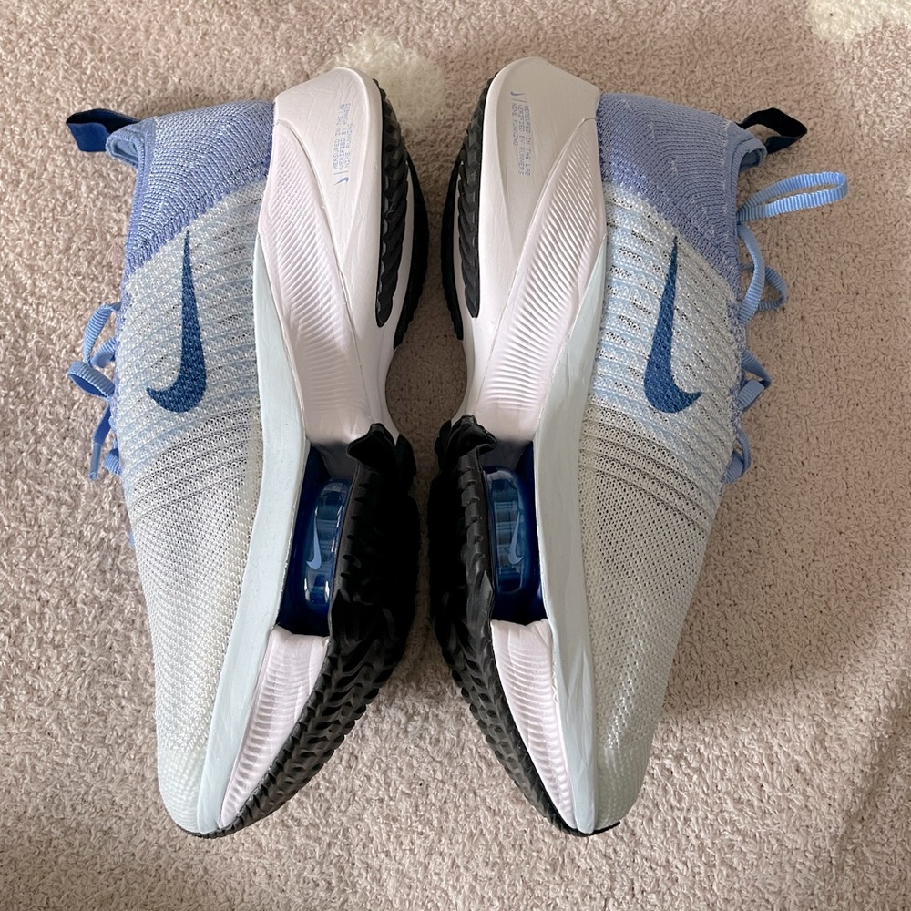 Nike Women’s air zoom tempo flyknit in light blue and white